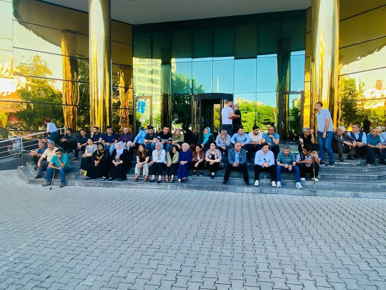 DEM Parti Siirt Teşkilatı Nöbete Devam Ediyor | Siirt Olay Haber DEM Parti Siirt Teşkilatı Nöbete Devam Ediyor | Siirt Olay Haber