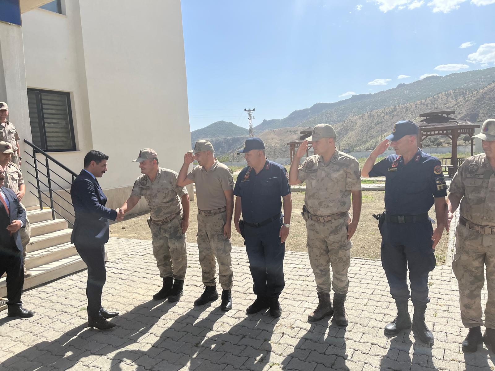 Baykan İlçe Kaymakamı Jandarma Personelinin Bayramını Kutladı | Siirt Olay Haber Baykan İlçe Kaymakamı Jandarma Personelinin Bayramını Kutladı | Siirt Olay Haber