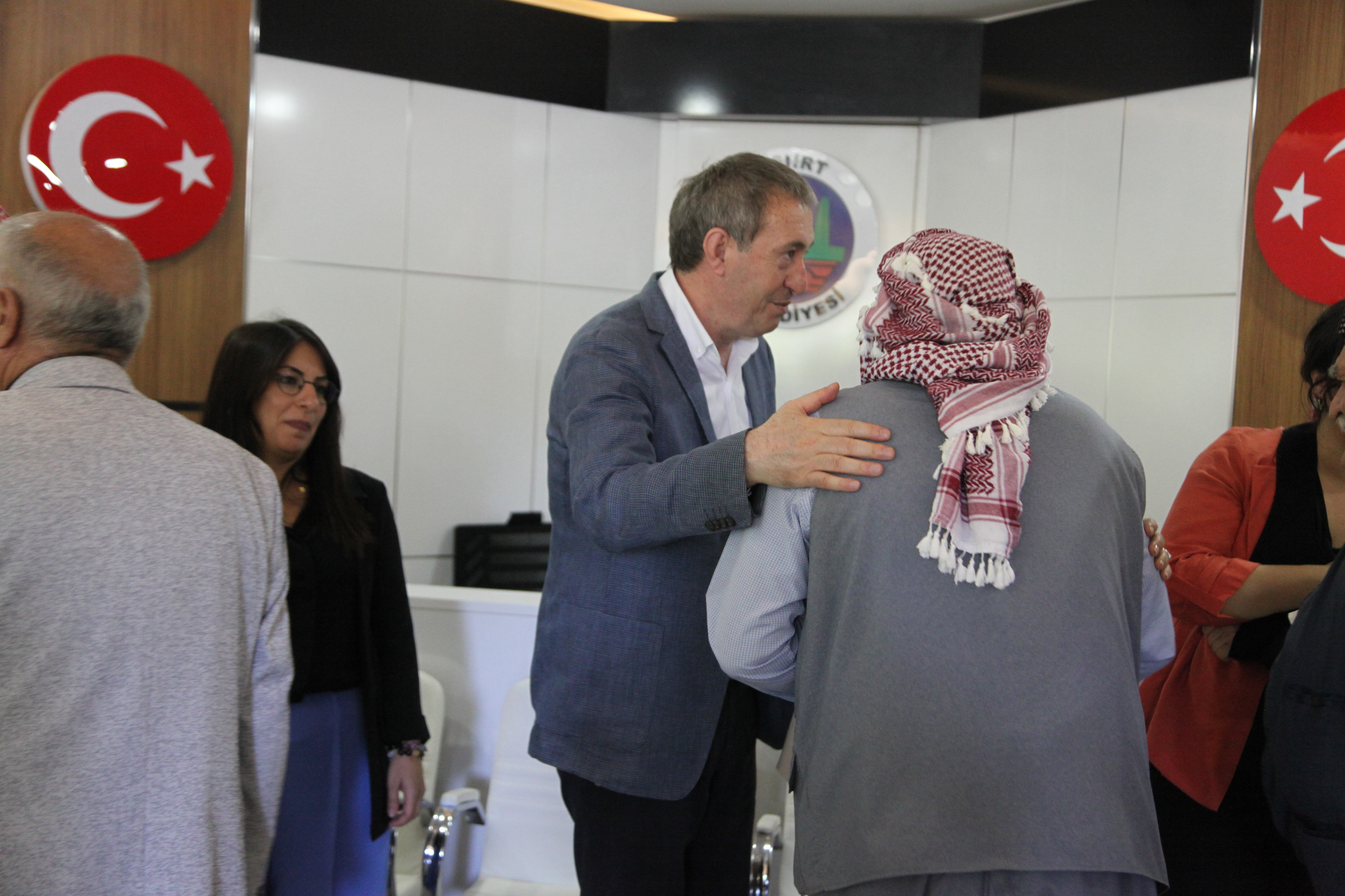 DEM Parti Genel Başkanı Bakırhan Siirtlilerle Bayramlaştı | Siirt Olay Haber DEM Parti Genel Başkanı Bakırhan Siirtlilerle Bayramlaştı | Siirt Olay Haber