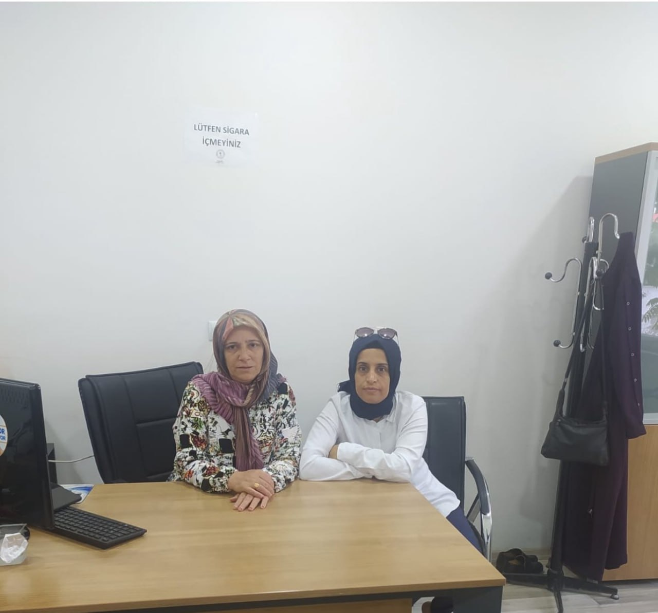 Ak Parti Siirt Kadın Kolları Parti Binasında Vatandaşın Talebini Dinliyor | Siirt Olay Haber Ak Parti Siirt Kadın Kolları Parti Binasında Vatandaşın Talebini Dinliyor | Siirt Olay Haber