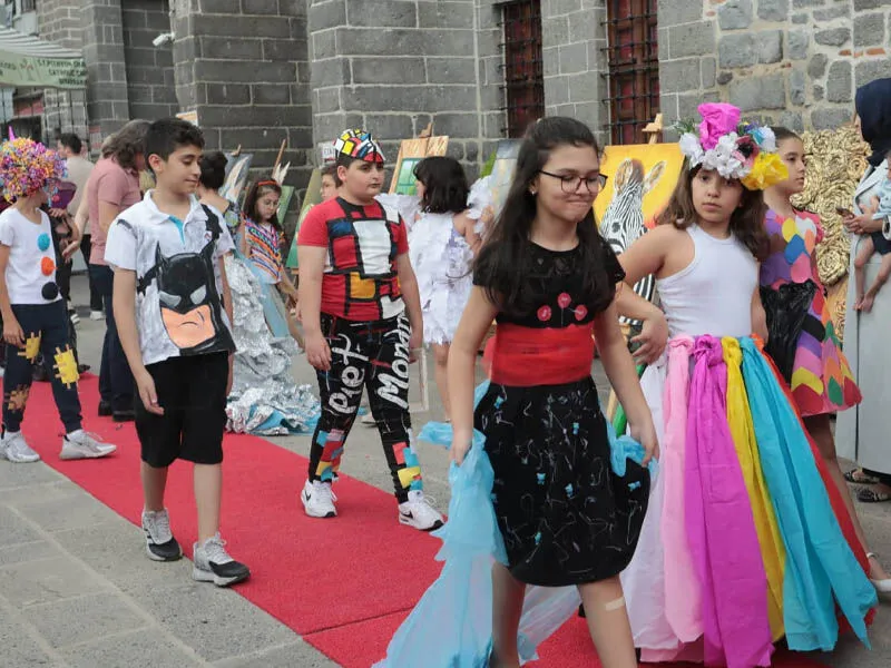 Diyarbakır'da Keldani Kilisesi'nde Dikkat Çeken Defile | Siirt Olay Haber