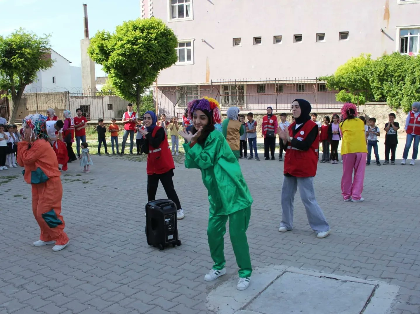 Siirt’te Gençler Çocuklarla Fidan Dikti | Siirt Olay Haber Siirt’te Gençler Çocuklarla Fidan Dikti | Siirt Olay Haber