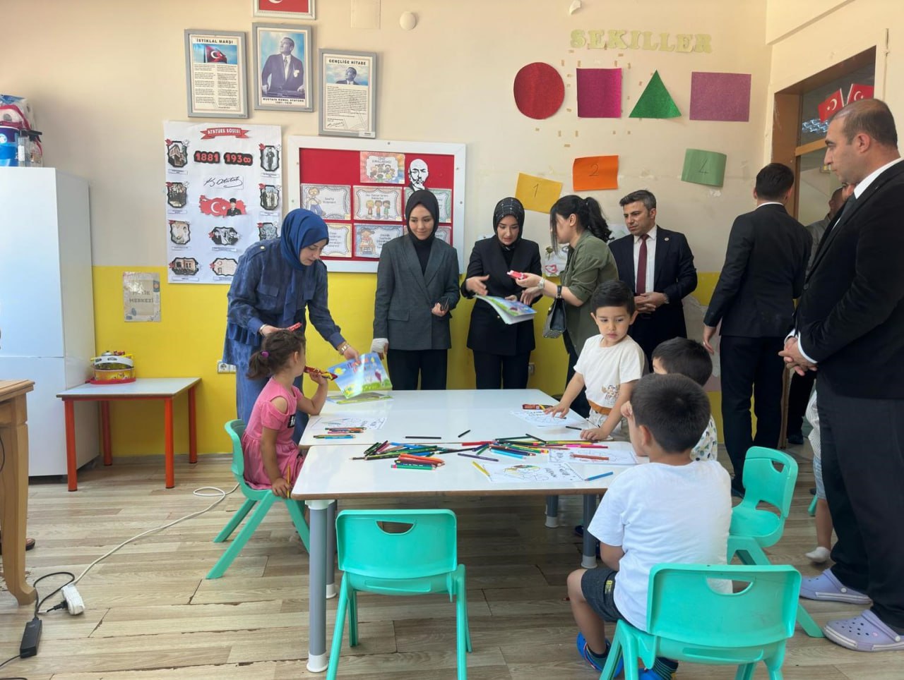 Siirt Valisinin Eşi Nurten Kızılkaya Öğrencilerle Bir Araya Geldi | Siirt Olay Haber Siirt Valisinin Eşi Nurten Kızılkaya Öğrencilerle Bir Araya Geldi | Siirt Olay Haber