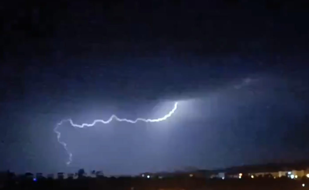 Siirt’te Yaz Aylarındaki Şimşekler Korkuttu