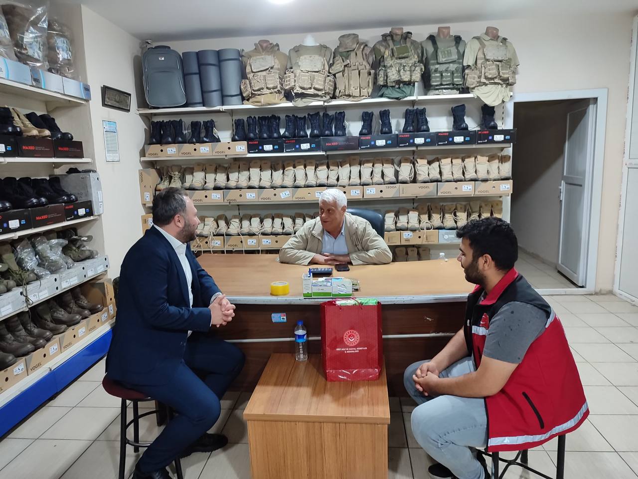 Siirt Aile ve Sosyal Hizmetler İl Müdürü Siirtli Gaziyi Ziyaret Etti | Siirt Olay Haber Siirt Aile ve Sosyal Hizmetler İl Müdürü Siirtli Gaziyi Ziyaret Etti | Siirt Olay Haber