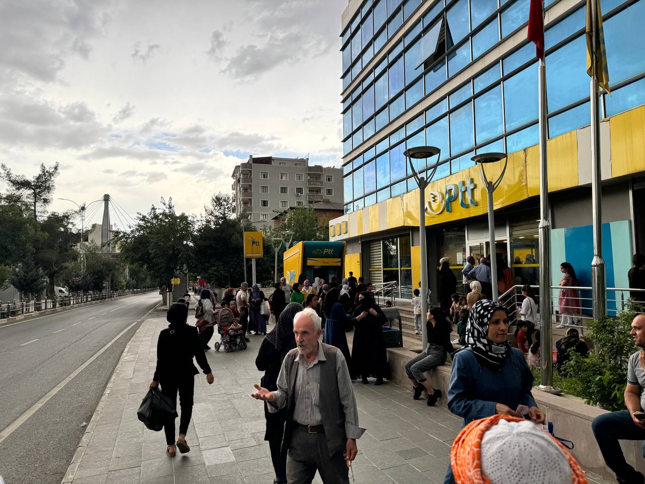 Siirt PTT Şubesinde Ki Yoğunluk Kuyruk Oluşturdu | Siirt Olay Haber Siirt PTT Şubesinde Ki Yoğunluk Kuyruk Oluşturdu | Siirt Olay Haber