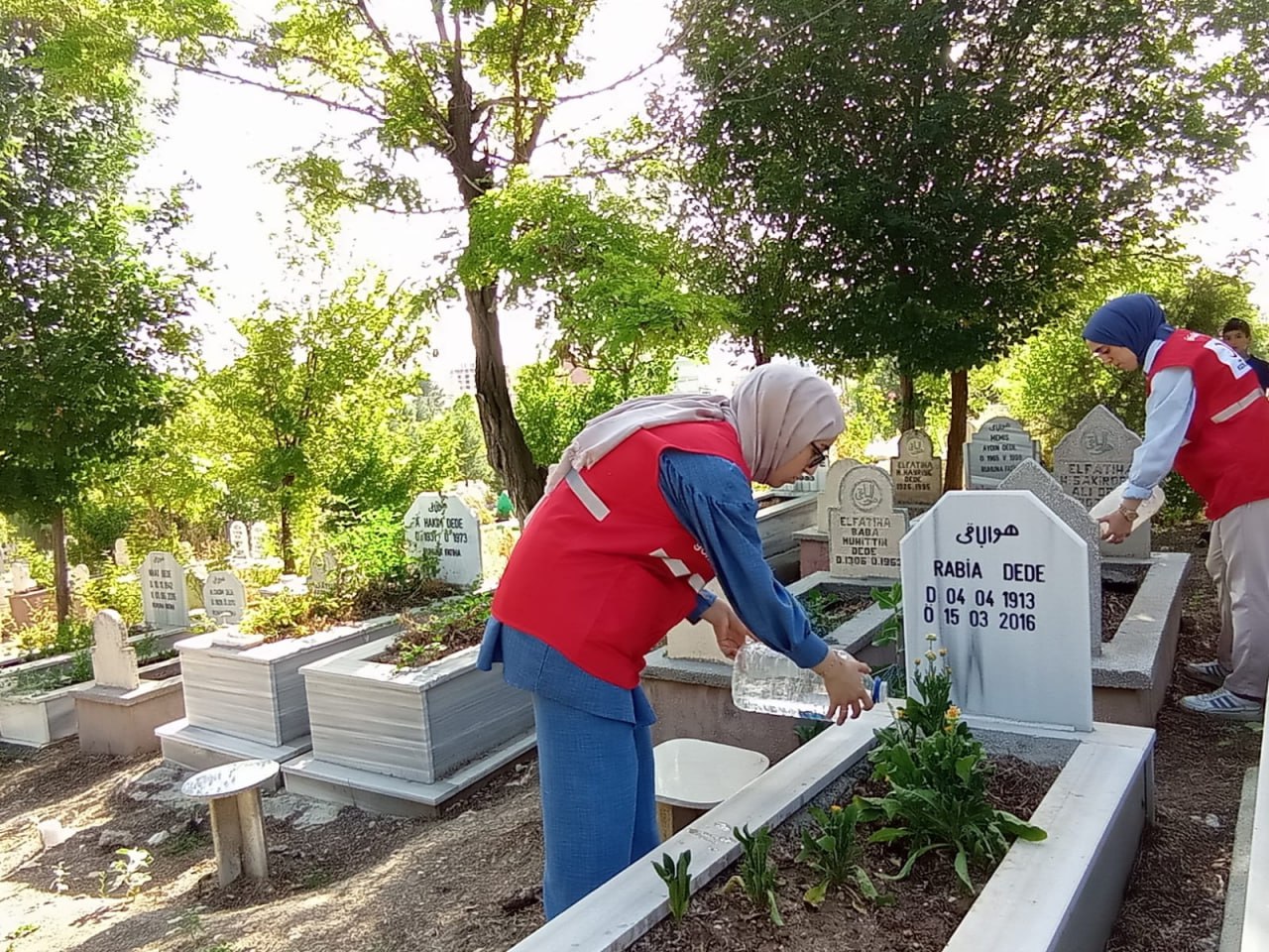 Siirt Genç Kızılay Bayram Öncesi Mezarlıklardaydı | Siirt Olay Haber Siirt Genç Kızılay Bayram Öncesi Mezarlıklardaydı | Siirt Olay Haber