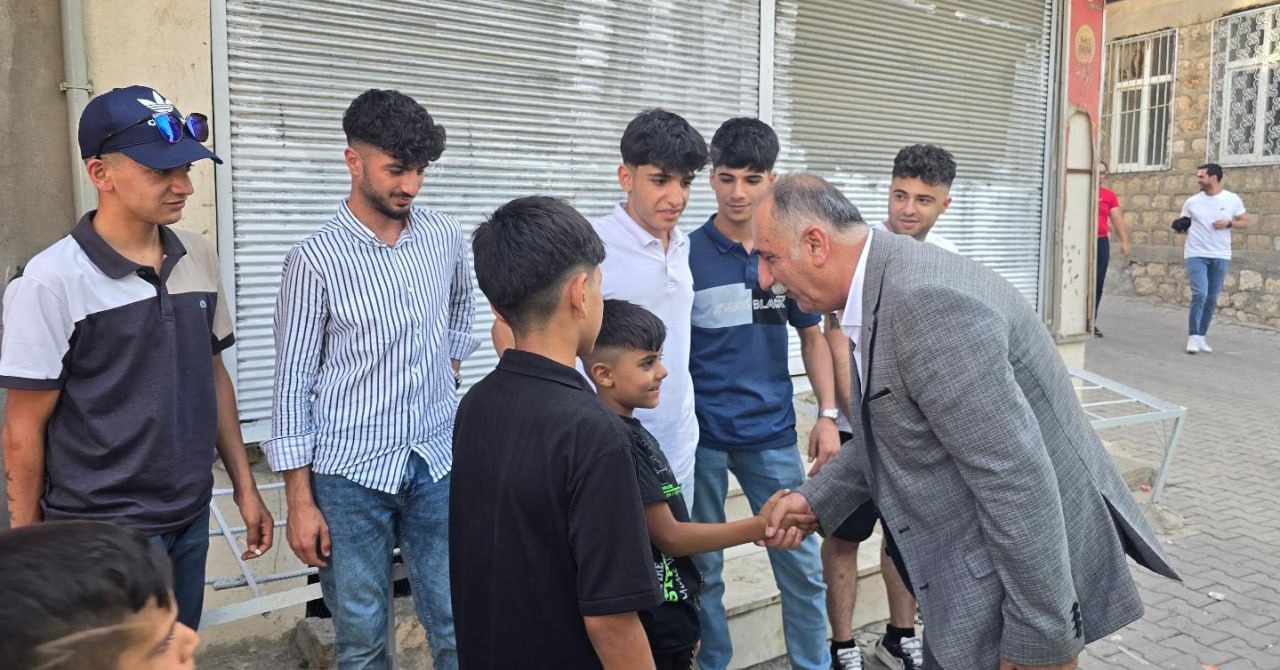 Siirt Belediye Eş Başkanı Vatandaşla Bayramlaştı | Siirt Olay Haber Siirt Belediye Eş Başkanı Vatandaşla Bayramlaştı | Siirt Olay Haber