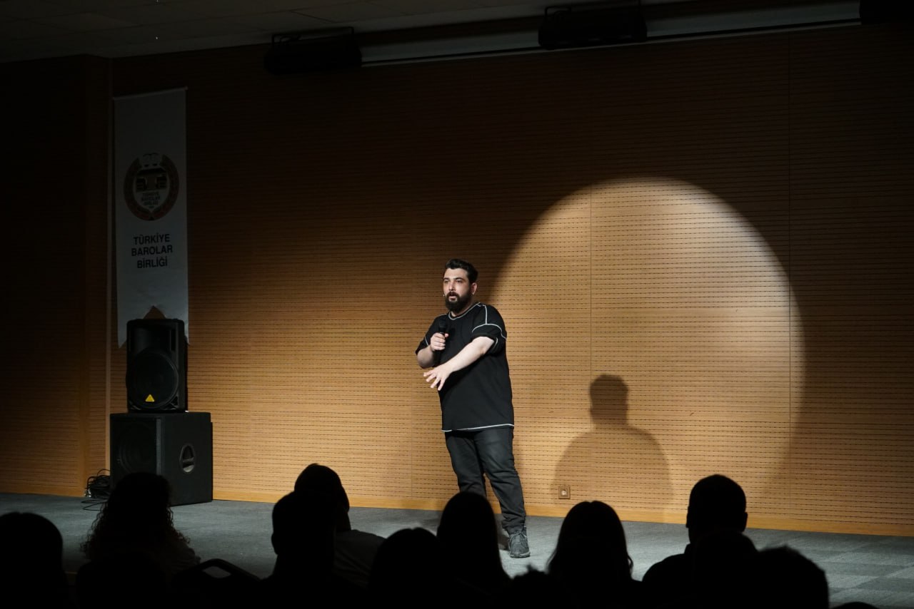 Ünlü Komedyenin Annesinin Siirtli Olduğu Ortaya Çıktı