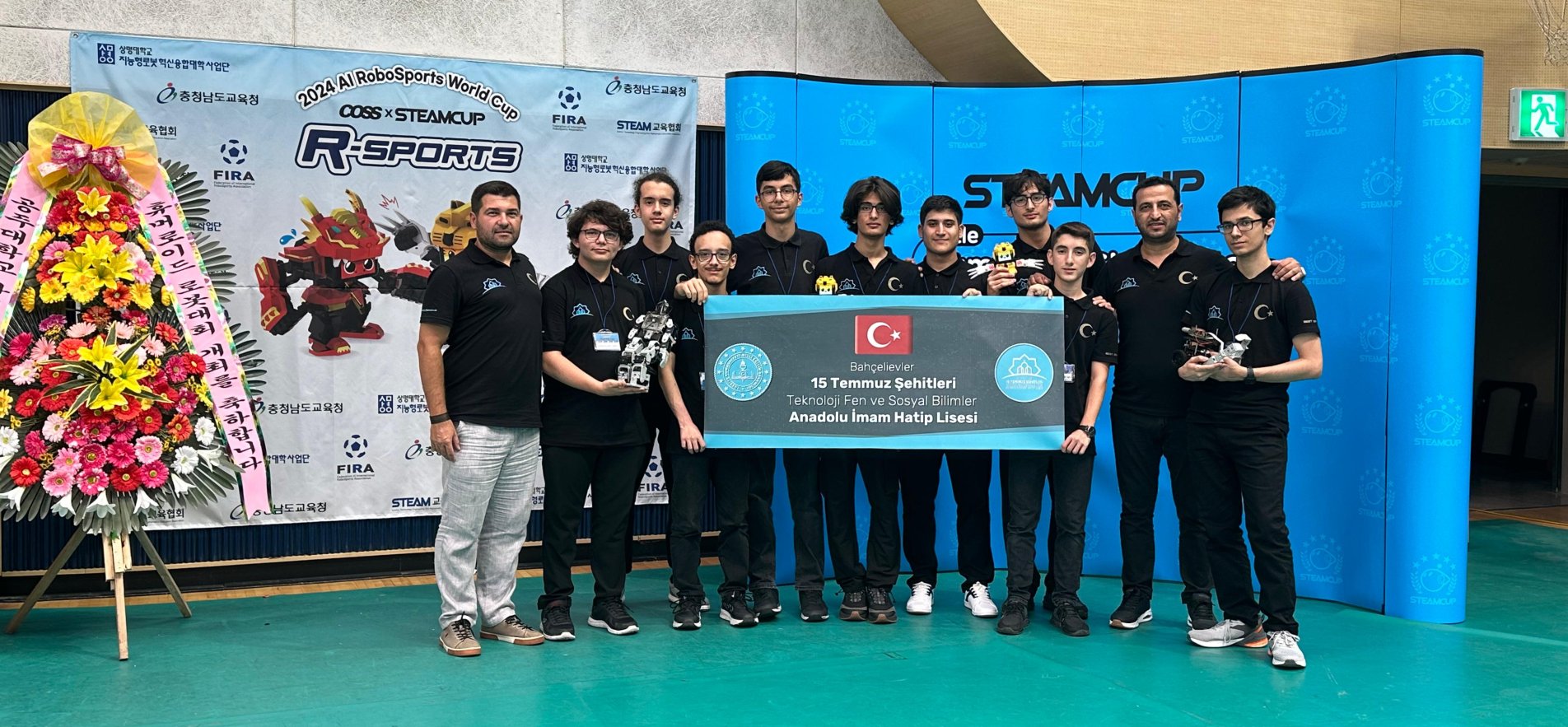 İMAM HATİPLİ ÖĞRENCİLER, GÜNEY KORE’DEKİ ROBOT YARIŞMASINDA DÜNYA ŞAMPİYONU OLDU