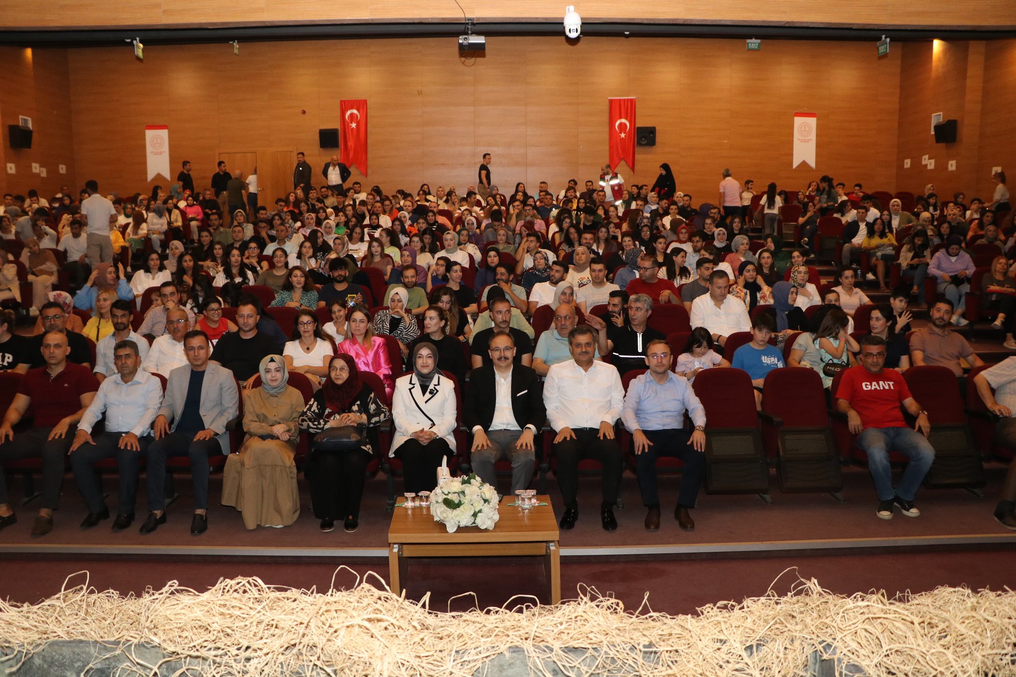 Siirt Valisi ‘Fareler ve İnsanlar’ Tiyatro Gösterisine Katıldı | Siirt Olay Haber Siirt Valisi ‘Fareler ve İnsanlar’ Tiyatro Gösterisine Katıldı | Siirt Olay Haber
