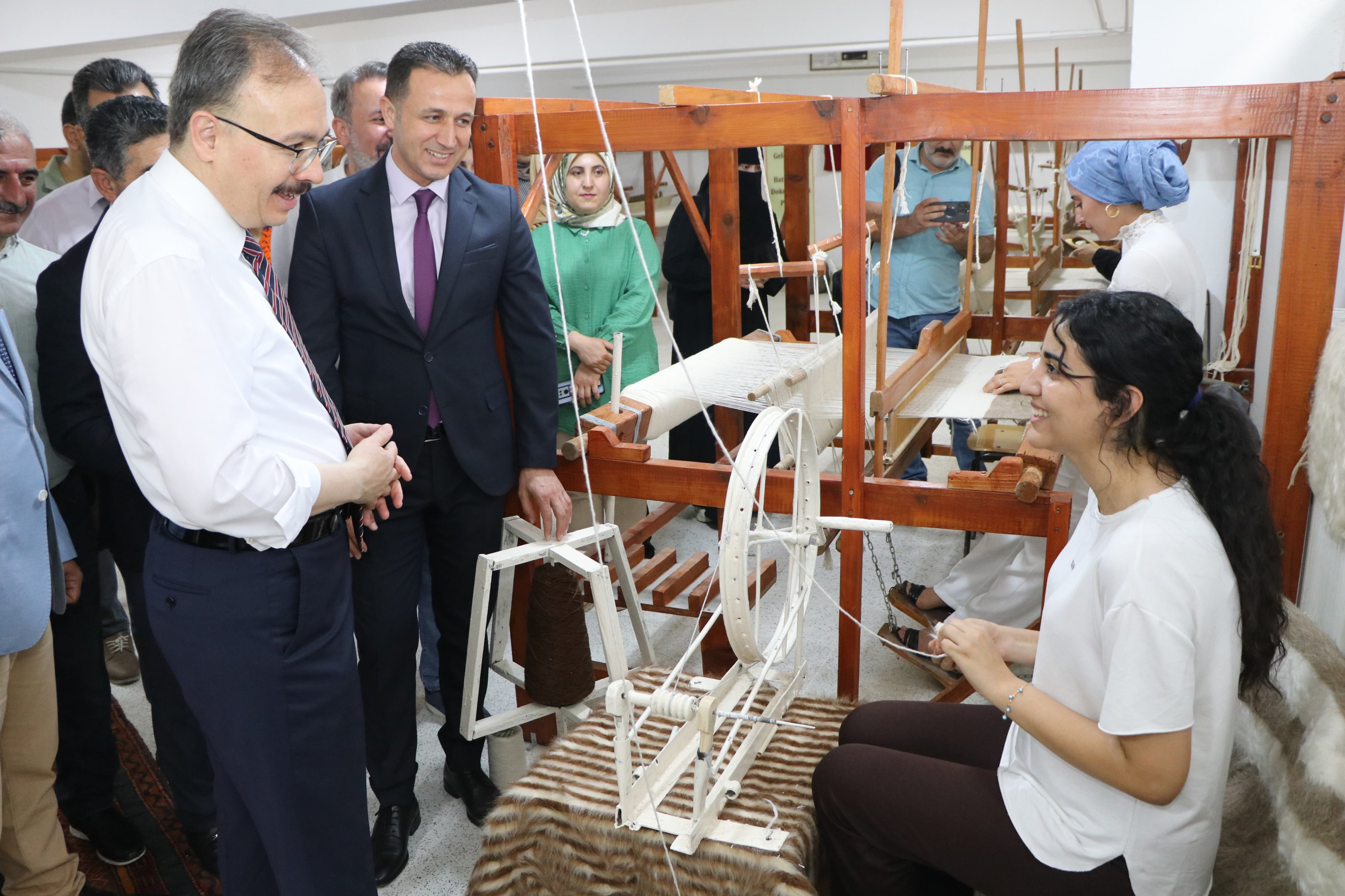 Siirt Valisi Geleneksel Siirt Battaniyesi Dokumacılığı Atölyesi’nin Açılışını Yaptı | Siirt Olay Haber Siirt Valisi Geleneksel Siirt Battaniyesi Dokumacılığı Atölyesi’nin Açılışını Yaptı | Siirt Olay Haber