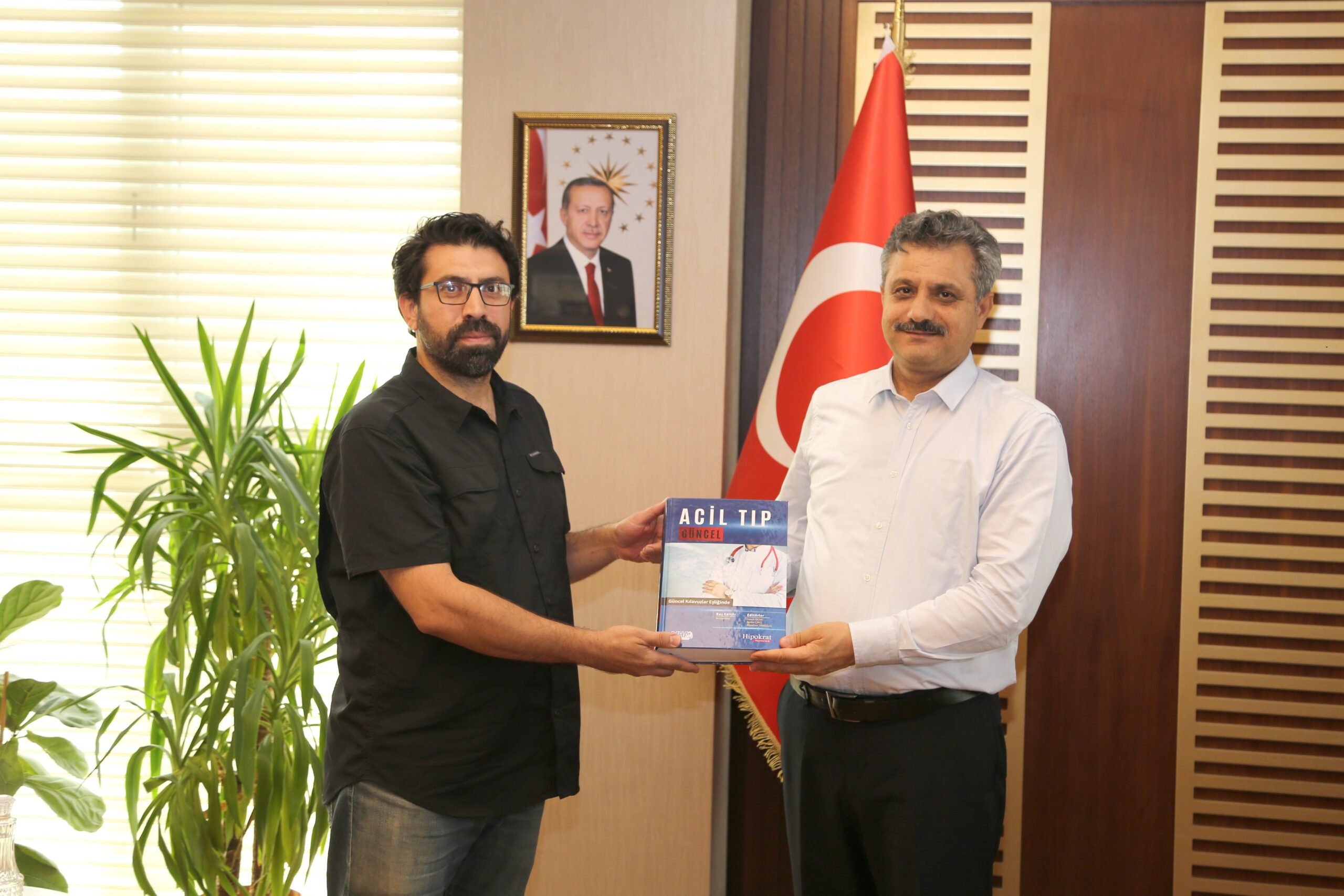 ‘Güncel Acil Tıp’ Kitabı Rektör Şındak’a Takdim Edildi