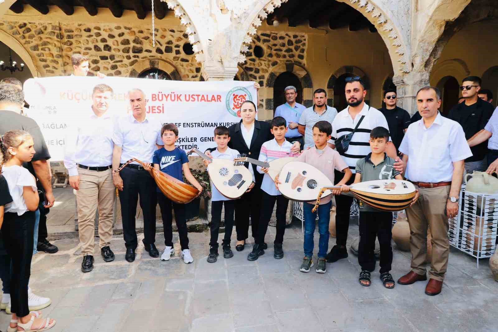 Cizre'de "Küçük Yürekler, Büyük Ustalar Projesi" ile 258 Öğrenciye Müzik Enstrümanları Dağıtıldı | Siirt Olay Haber Cizre'de "Küçük Yürekler, Büyük Ustalar Projesi" ile 258 Öğrenciye Müzik Enstrümanları Dağıtıldı | Siirt Olay Haber
