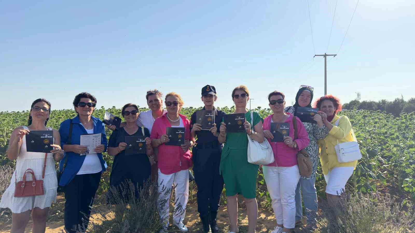 Jandarmadan Lavanta Şenliği'nde Kadınlara Şiddetle Mücadele Bilgilendirmesi | Siirt Olay Haber Jandarmadan Lavanta Şenliği'nde Kadınlara Şiddetle Mücadele Bilgilendirmesi | Siirt Olay Haber