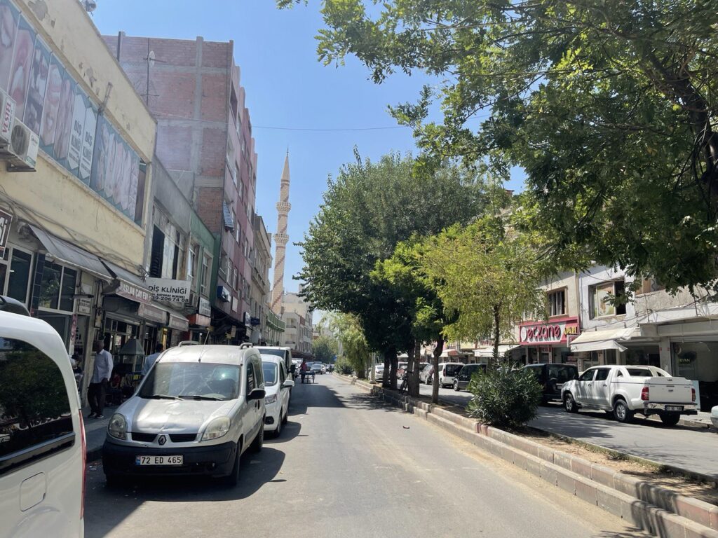 Siirt’te Esnaf Kaldırıma Tezgah Açıyor, Vatandaş Yürüyemiyor!