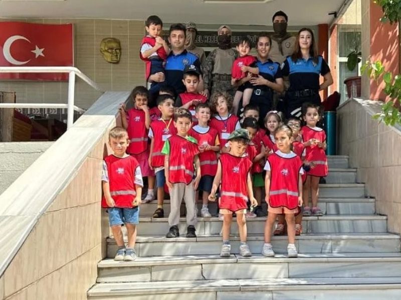 Erzincan Polisi Anaokulu Öğrencileriyle Buluştu: Polislik Mesleğini Tanıttılar | Siirt Olay Haber Erzincan Polisi Anaokulu Öğrencileriyle Buluştu: Polislik Mesleğini Tanıttılar | Siirt Olay Haber