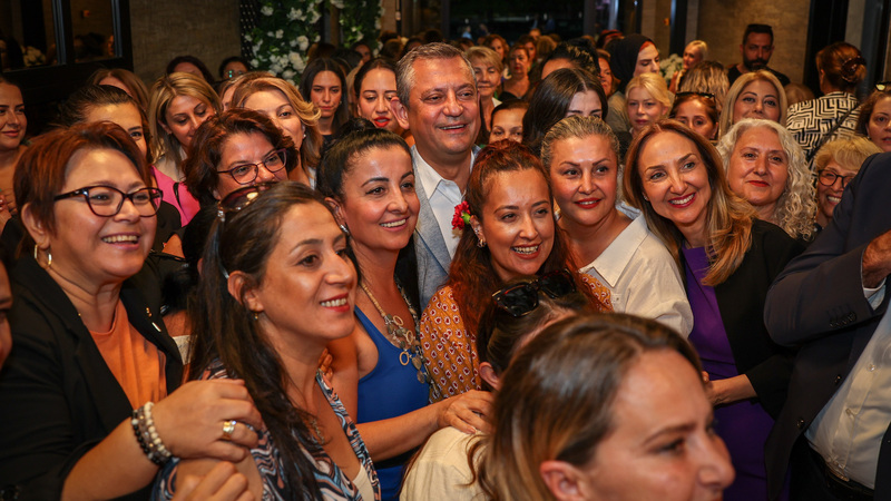 CHP Genel Başkanı Özgür Özel, Kadın Kolları ve İl Başkanları ile Bir Araya Geldi