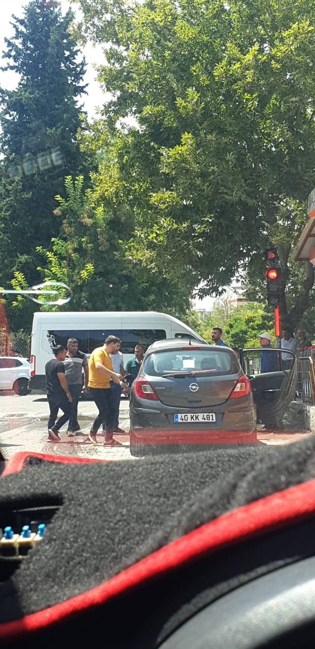Siirt’te Bir Araçtan Çıkan Duman Korkuttu