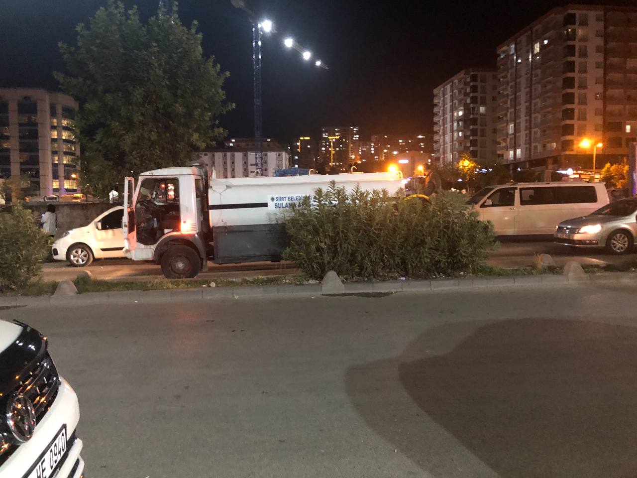 Siirt Belediyesi Çiçekleri Suluyor