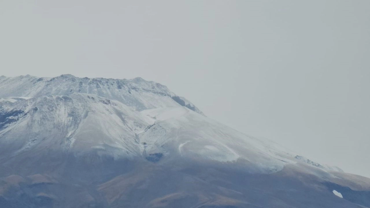 Süphan Dağına Mevsimin İlk Karı Yağdı