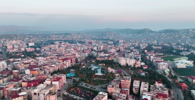Siirt Halkı, Geç Gelen Servisler ve Yetersiz Etkinlikler Nedeniyle Siirt Belediyesi’ne Tepki Gösteriyor