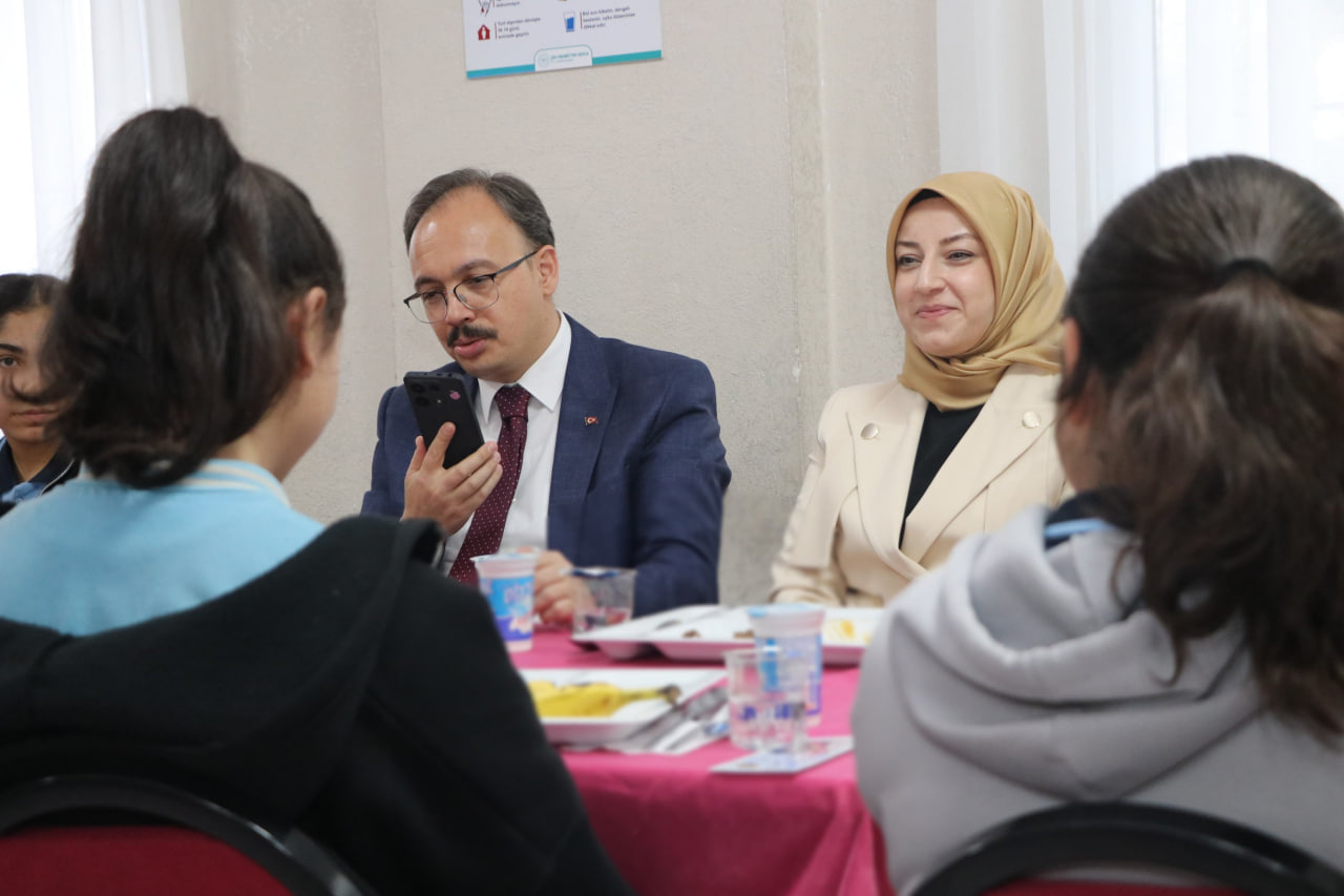 Siirt Valisi Öğrencilerle Bir Arada