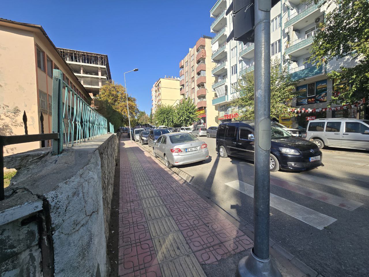 Siirt’te Arabasını Ters Park Eden Sürücüler Trafiği Karıştırıyor