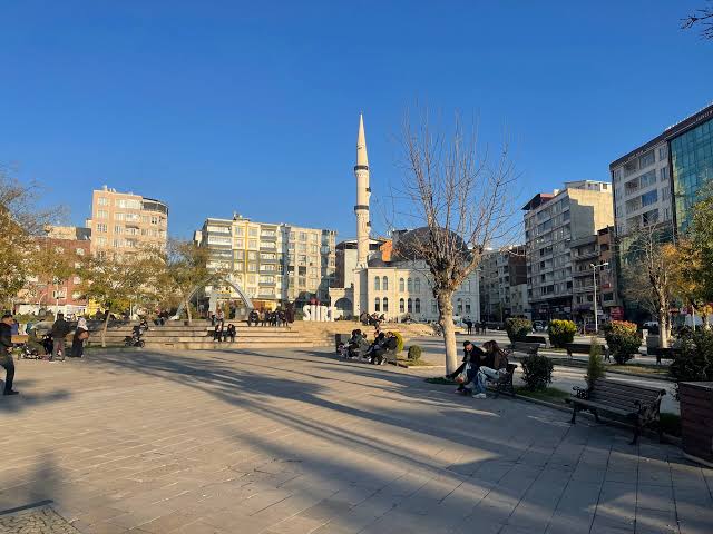 Siirt Meydanında Bank Eksikliği Tamamlanmalı! 