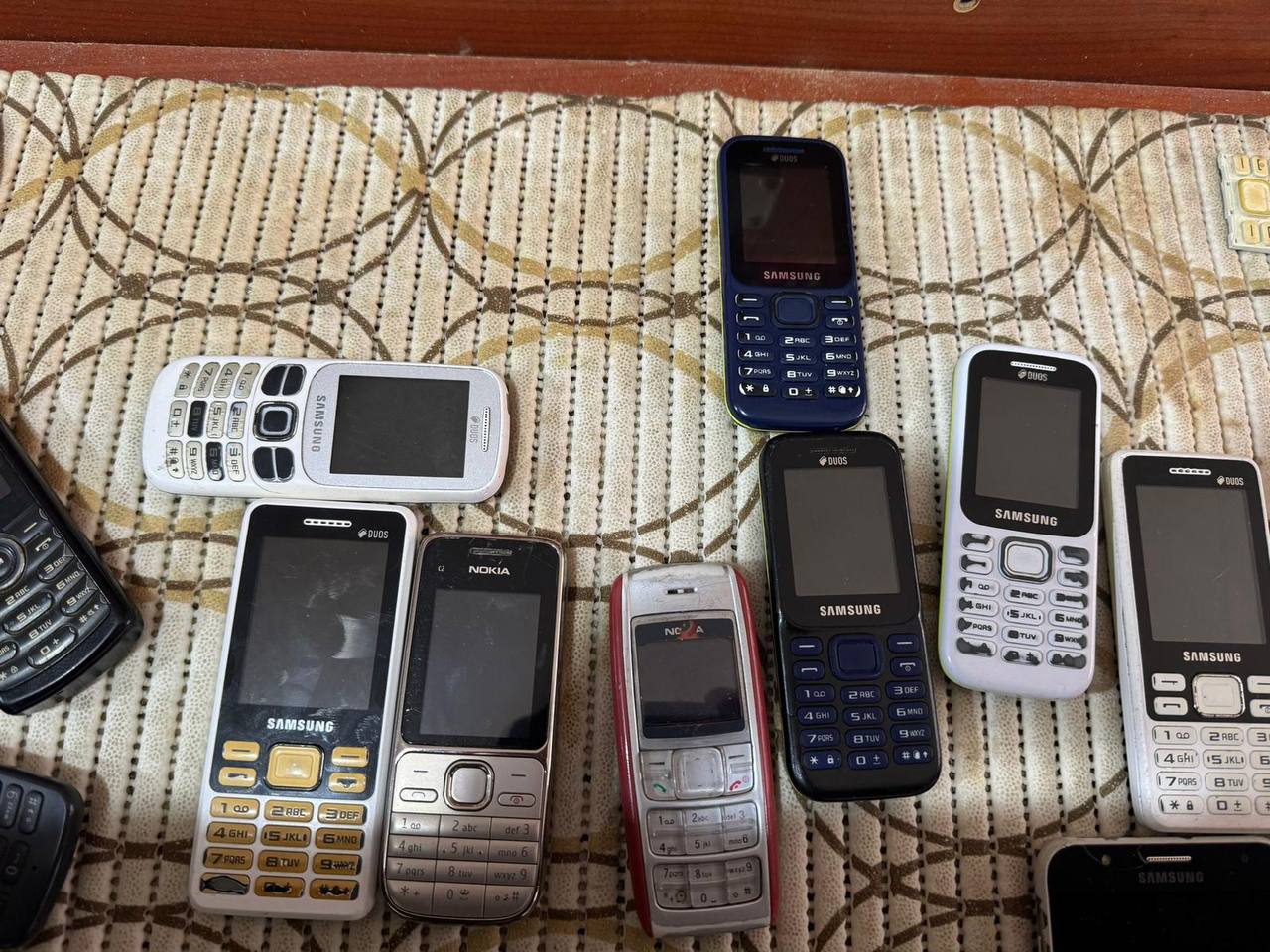 Siirt’te Tuşlu Telefonlar İlgi Görüyor