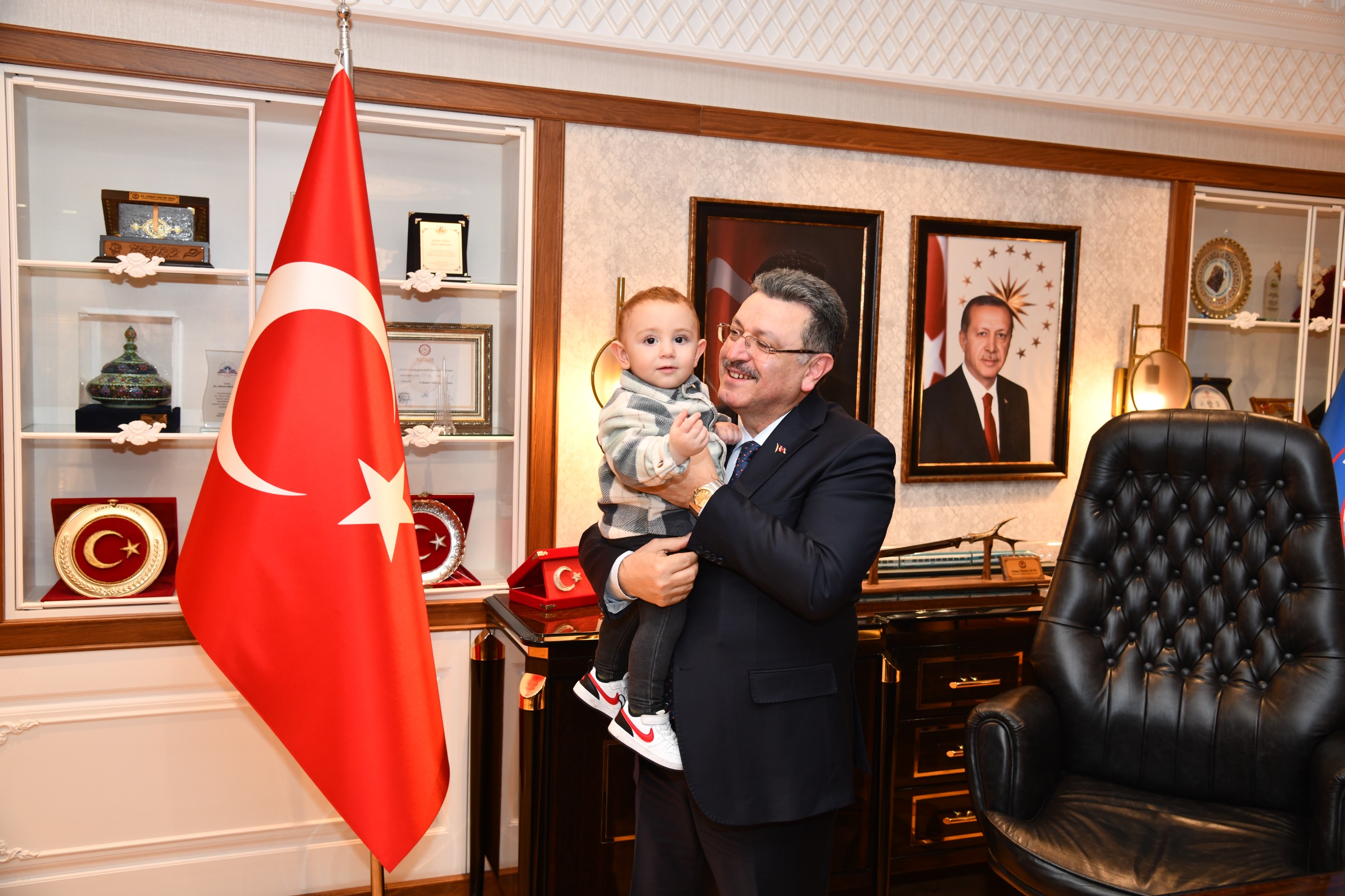 SAĞLIĞINA KAVUŞAN MİNİK ALTUĞ VE AİLESİNDEN BAŞKAN GENÇ’E TEŞEKKÜR ZİYARETİ