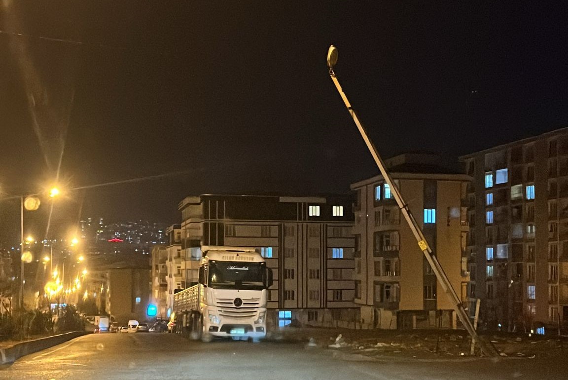 Siirt’te Yamulan Direk Tehlike Saçıyor