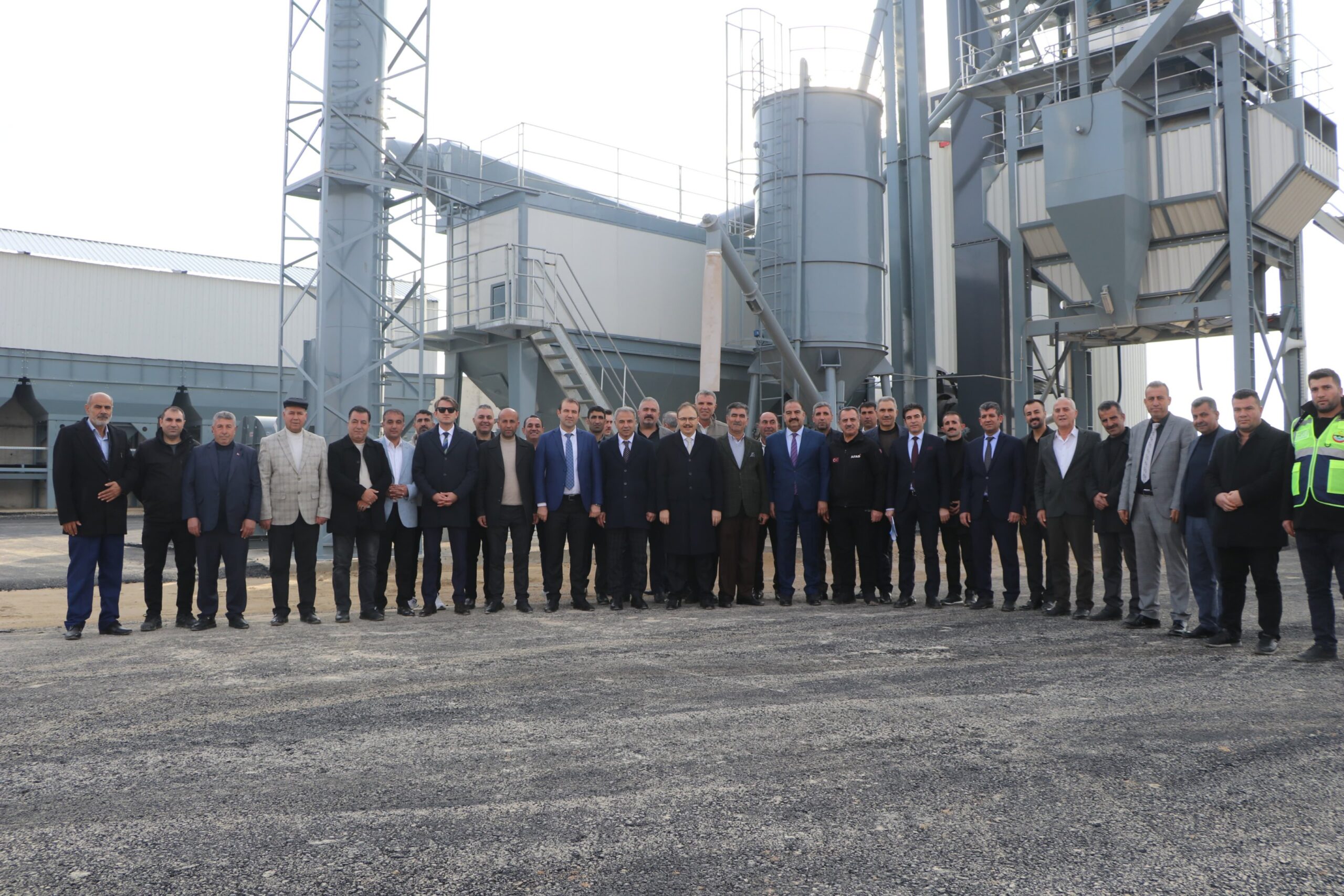 Siirt Valisi Kurtalan ve Baykan Muhtarlarıyla Asfalt Plenti ve Taş Kırma Tesisi’ni Ziyaret Etti