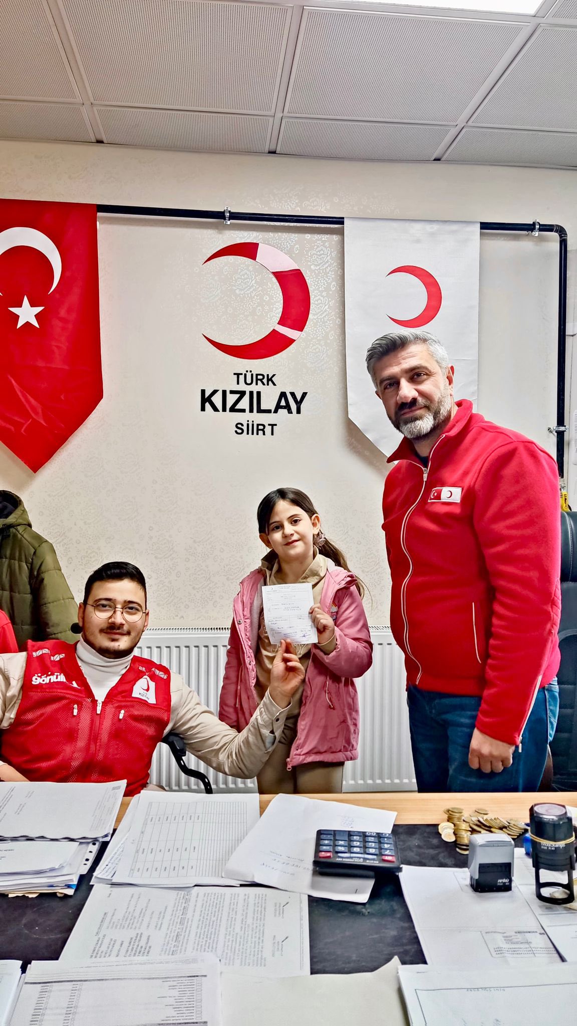 Siirtli Minik Büşra Kumbarasını Filistinli Çocuklara Bağışladı