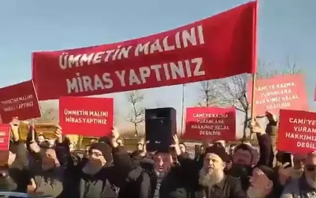 Menzil Cemaati’ndeki kavga sokağa taştı: Ümmetin malını miras yaptınız