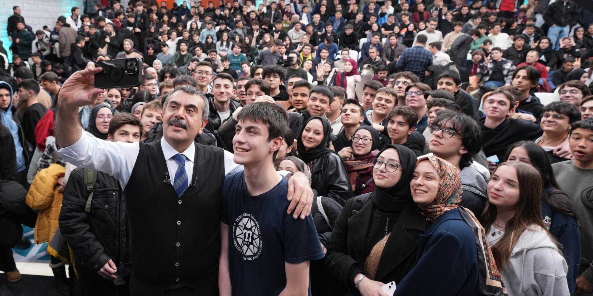 BAKAN TEKİN, “GENÇLERLE BAŞ BAŞA” PROGRAMININ KONUĞU OLDU