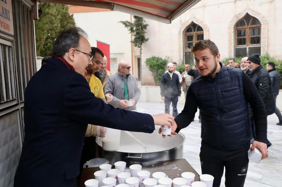 Siirt Valisi Kızılkaya, Vatandaşa Kandil Simidi ve Salep İkram Etti