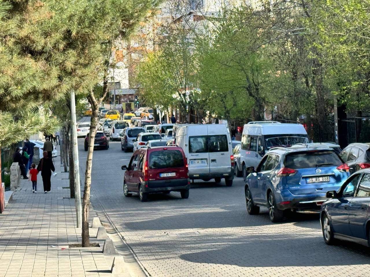 Siirt’te Esnaf İş Yeri Önündeki Parklardan Rahatsız