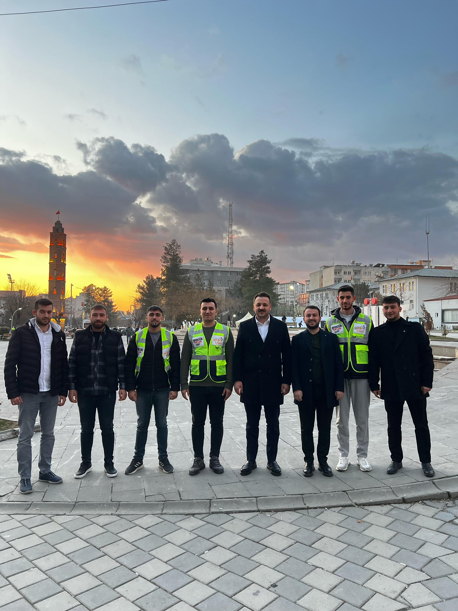 Siirt’te İftara Yetişemeyenlere AK Gençlik Yetişti