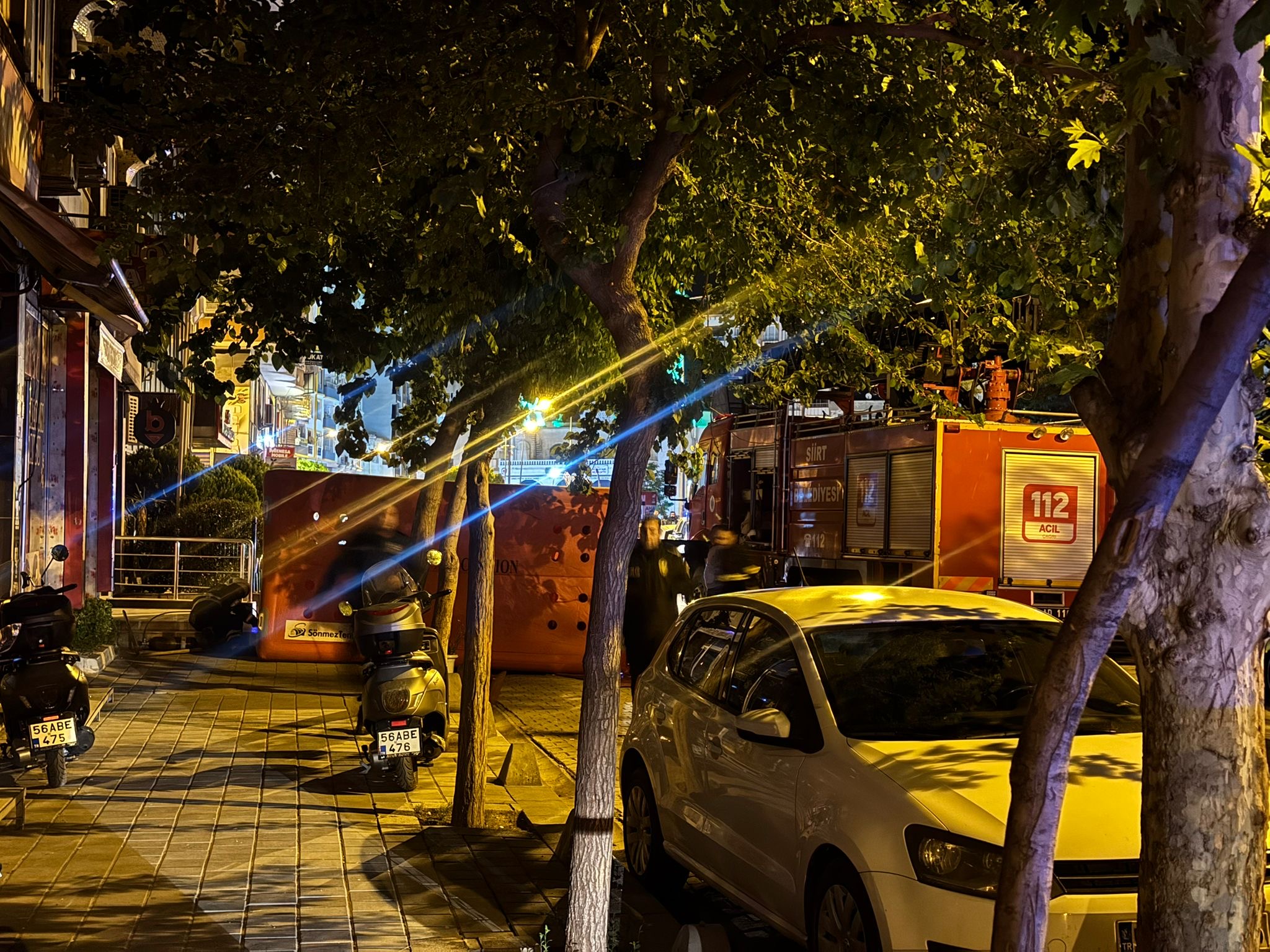 Siirt’te İntihar Girişimi: Ekipler, Atlamaya Çalışan Şahsı İkna Etmeye Çalışıyor | Siirt Olay Haber