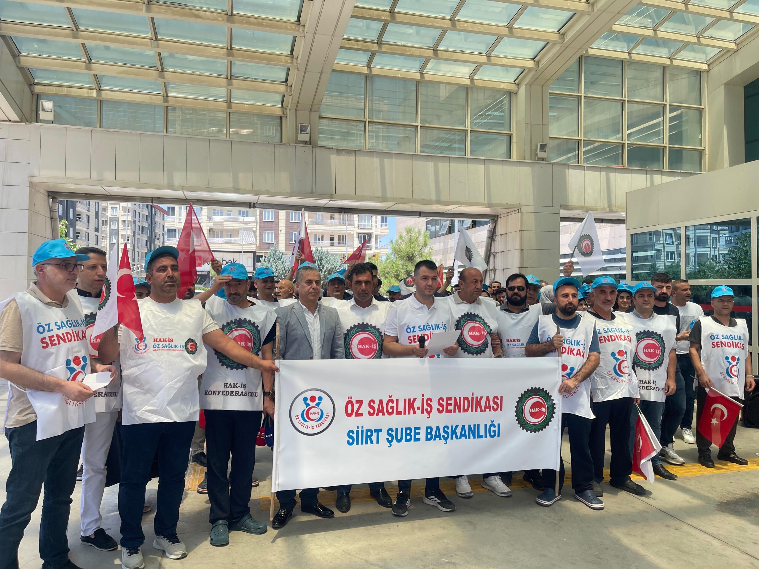 HAK-İŞ’ten Kamu Çerçeve Protokolü Tepkisi: “İşçinin İradesi Kırmızı Çizgimizdir” | Siirt Olay Haber HAK-İŞ’ten Kamu Çerçeve Protokolü Tepkisi: “İşçinin İradesi Kırmızı Çizgimizdir” | Siirt Olay Haber