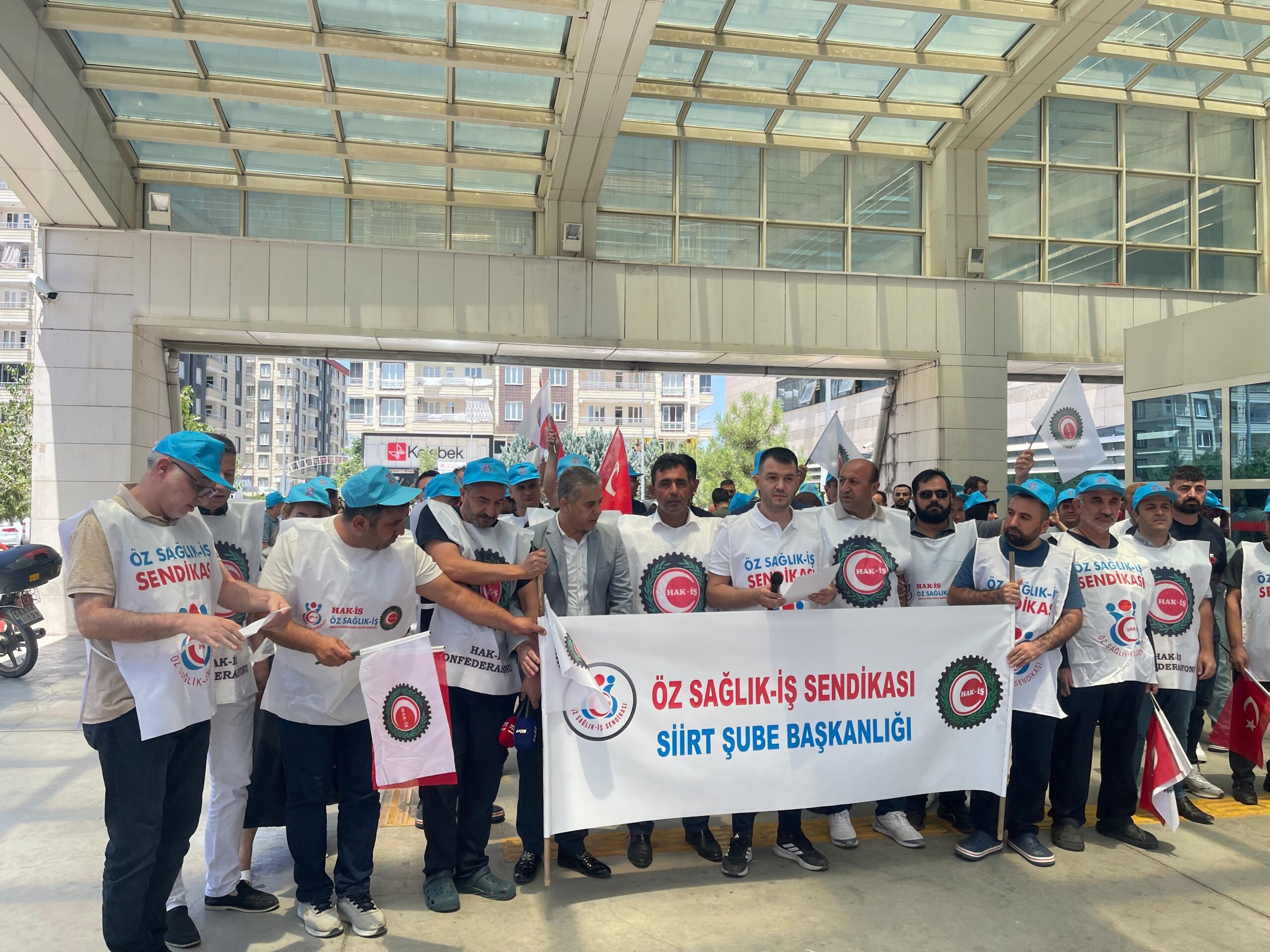 HAK-İŞ’ten Kamu Çerçeve Protokolü Tepkisi: “İşçinin İradesi Kırmızı Çizgimizdir” | Siirt Olay Haber HAK-İŞ’ten Kamu Çerçeve Protokolü Tepkisi: “İşçinin İradesi Kırmızı Çizgimizdir” | Siirt Olay Haber