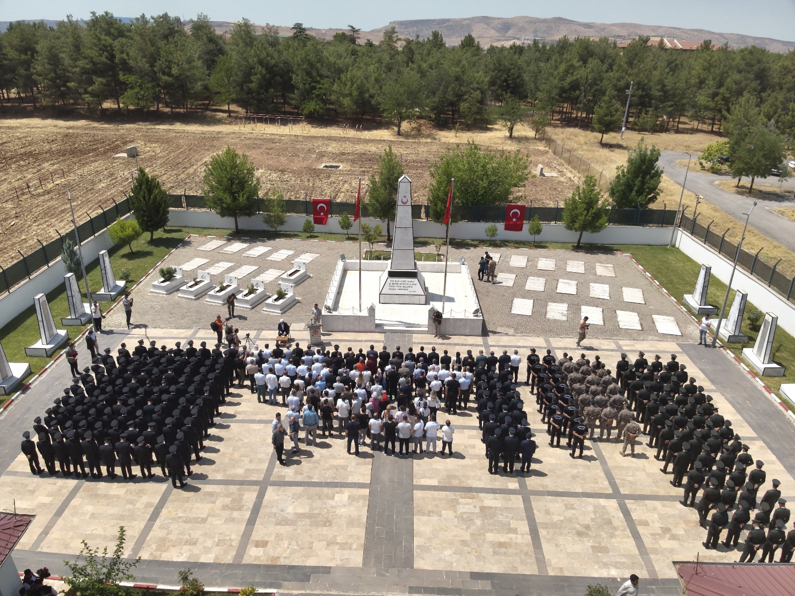 SİİRT GARNİZON ŞEHİTLİĞİNDE 15 TEMMUZ VE TÜM ŞEHİTLERİMİZ İÇİN ANMA PROGRAMI DÜZENLENDİ | Siirt Olay Haber SİİRT GARNİZON ŞEHİTLİĞİNDE 15 TEMMUZ VE TÜM ŞEHİTLERİMİZ İÇİN ANMA PROGRAMI DÜZENLENDİ | Siirt Olay Haber