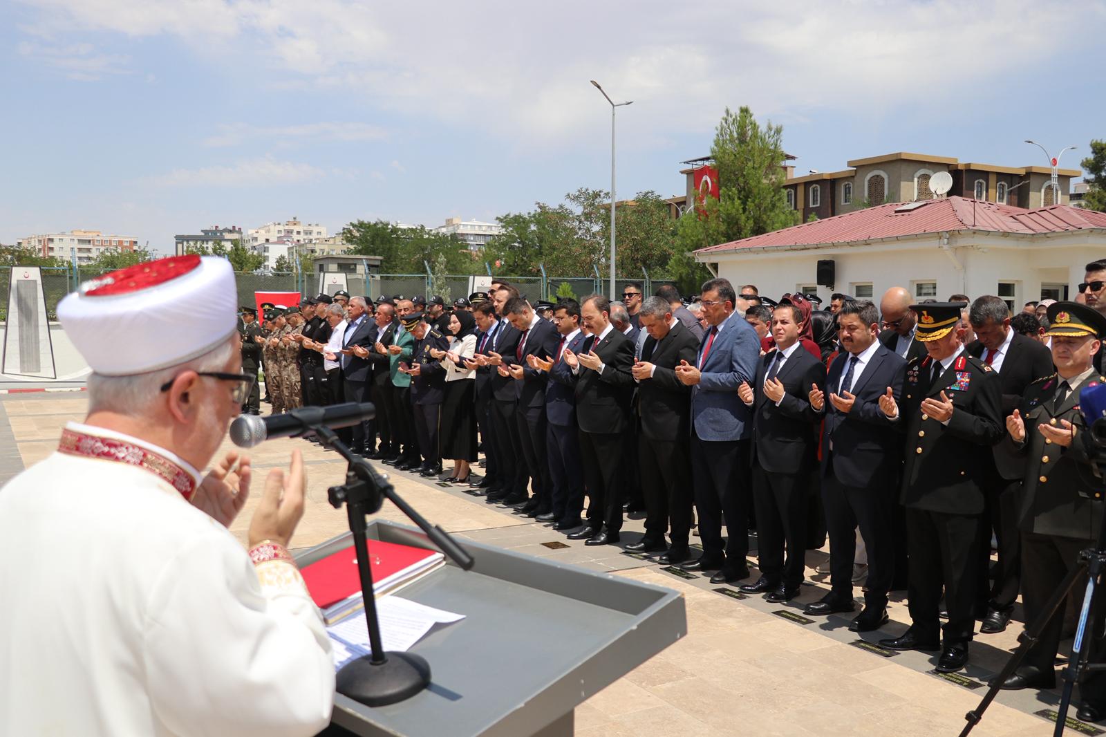 SİİRT GARNİZON ŞEHİTLİĞİNDE 15 TEMMUZ VE TÜM ŞEHİTLERİMİZ İÇİN ANMA PROGRAMI DÜZENLENDİ | Siirt Olay Haber SİİRT GARNİZON ŞEHİTLİĞİNDE 15 TEMMUZ VE TÜM ŞEHİTLERİMİZ İÇİN ANMA PROGRAMI DÜZENLENDİ | Siirt Olay Haber