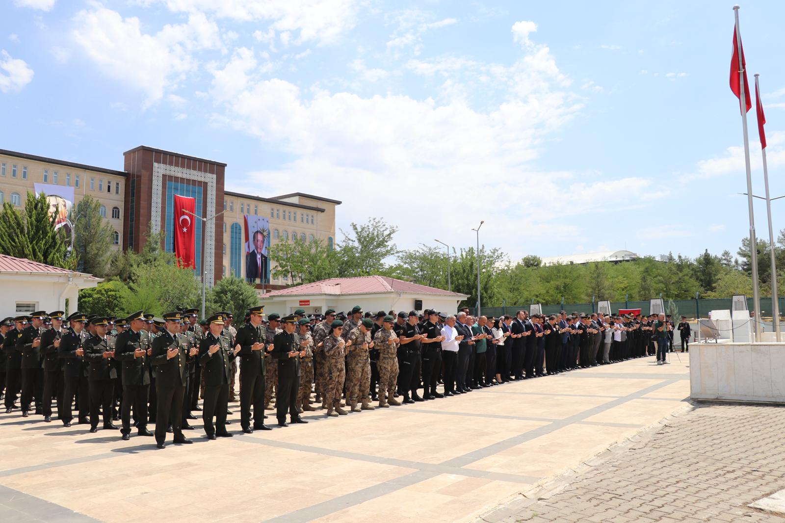 SİİRT GARNİZON ŞEHİTLİĞİNDE 15 TEMMUZ VE TÜM ŞEHİTLERİMİZ İÇİN ANMA PROGRAMI DÜZENLENDİ | Siirt Olay Haber SİİRT GARNİZON ŞEHİTLİĞİNDE 15 TEMMUZ VE TÜM ŞEHİTLERİMİZ İÇİN ANMA PROGRAMI DÜZENLENDİ | Siirt Olay Haber
