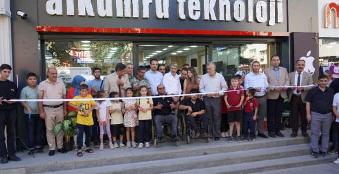 Siirt’te Alkumru Teknoloji Mağazası Açılışında Farkındalık: Engelli Bireyler Kurdeleyi Kesti