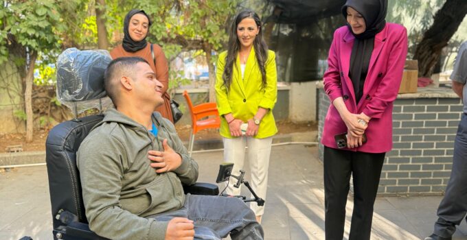 Siirt’te Engelli Gence Merdiven Çıkabilen Tekerlekli Sandalye Desteği