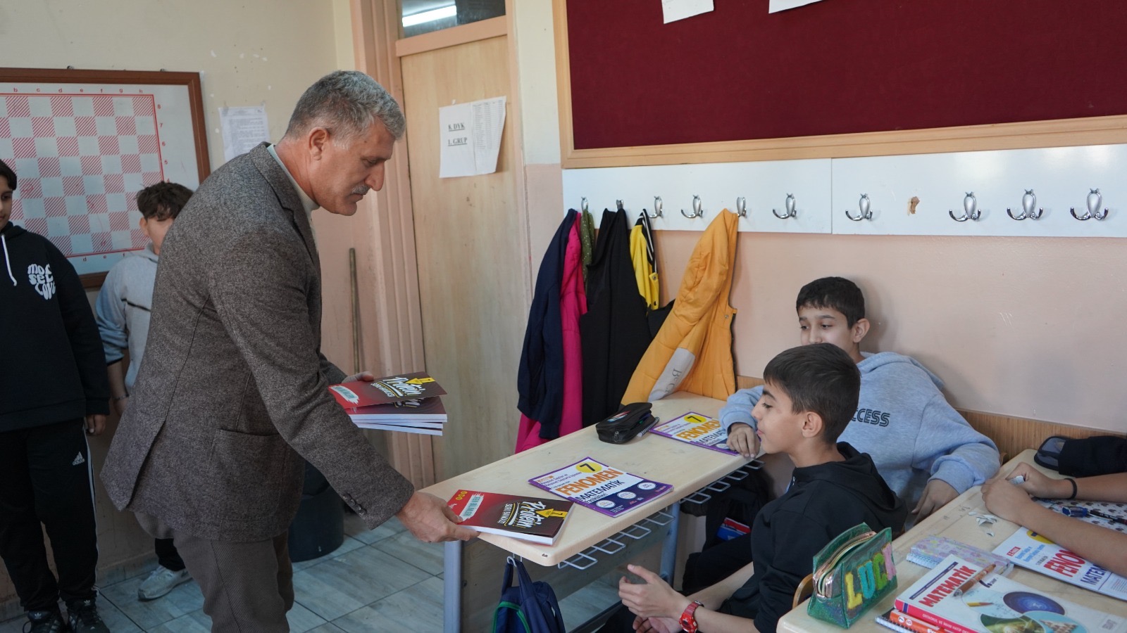 Siirt’te 1.120 Öğrenciye 3 Bin 360 Kitap Desteğiyle Eğitime Katkı