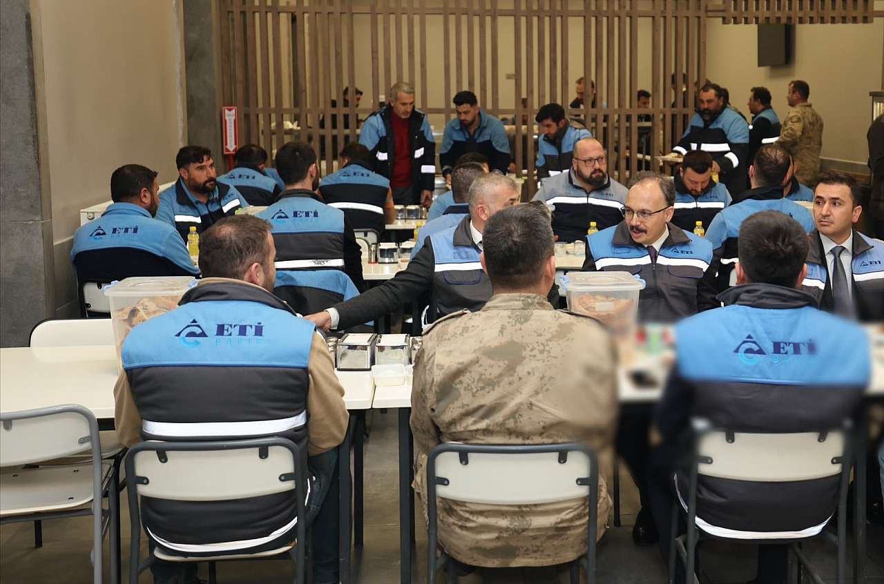 Siirt Valisi ve Belediye Başkan Vekili Madencilerle Ramazan Sofrasında Bir Araya Geldi