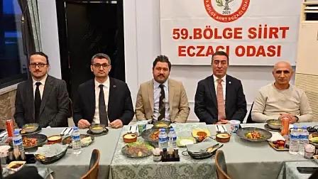 Siirt’te Sağlık Yöneticileri ve Eczacılar İftar Sofrasında BuluştuSiirt’te düzenlenen iftar programında sağlık yöneticileri ve eczacılar bir araya gelerek hem Ramazan ayının manevi atmosferini paylaştı hem de sağlık alanındaki iş birliği ve mesleki konular üzerine değerlendirmelerde bulundu.
